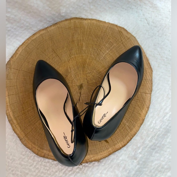 Black Closed Toe Heels Size 6 1/2 - Picture 2 of 6